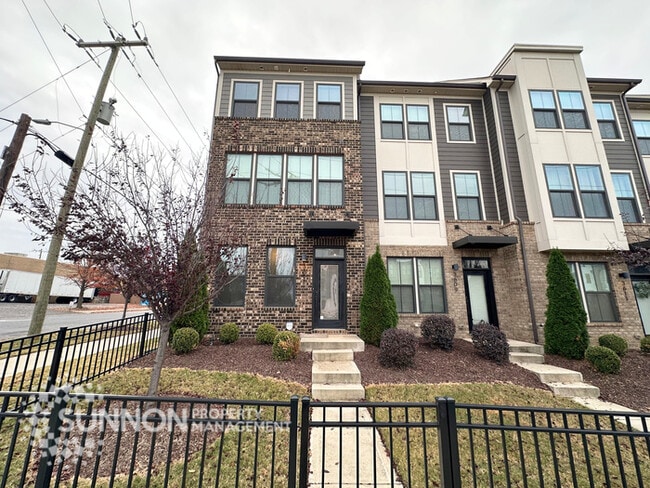 Building Photo - 3BR Townhome with Rooftop Deck in LoSo
