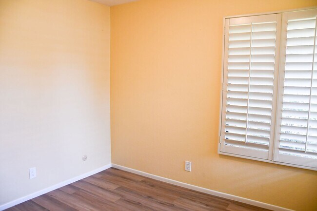 Building Photo - Newly remodeled and updated