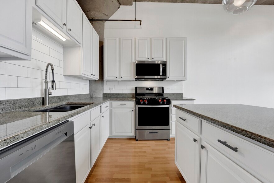 Building Photo - 3963 W Belmont Ave