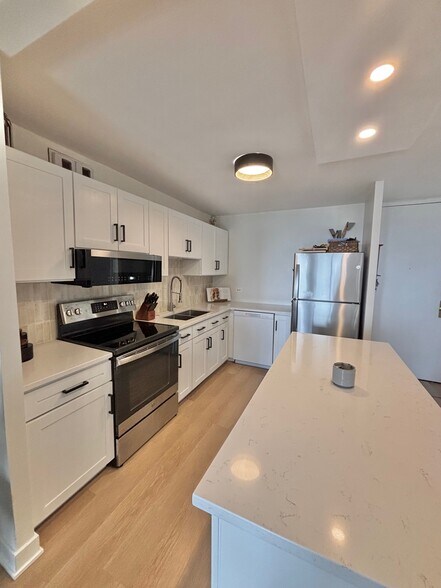 Building Photo - 1660 N La Salle Dr