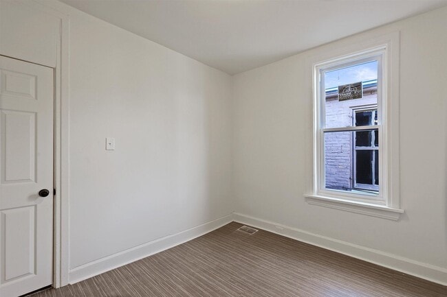 Building Photo - Spacious 5 Bedroom Home Located in Harrisburg