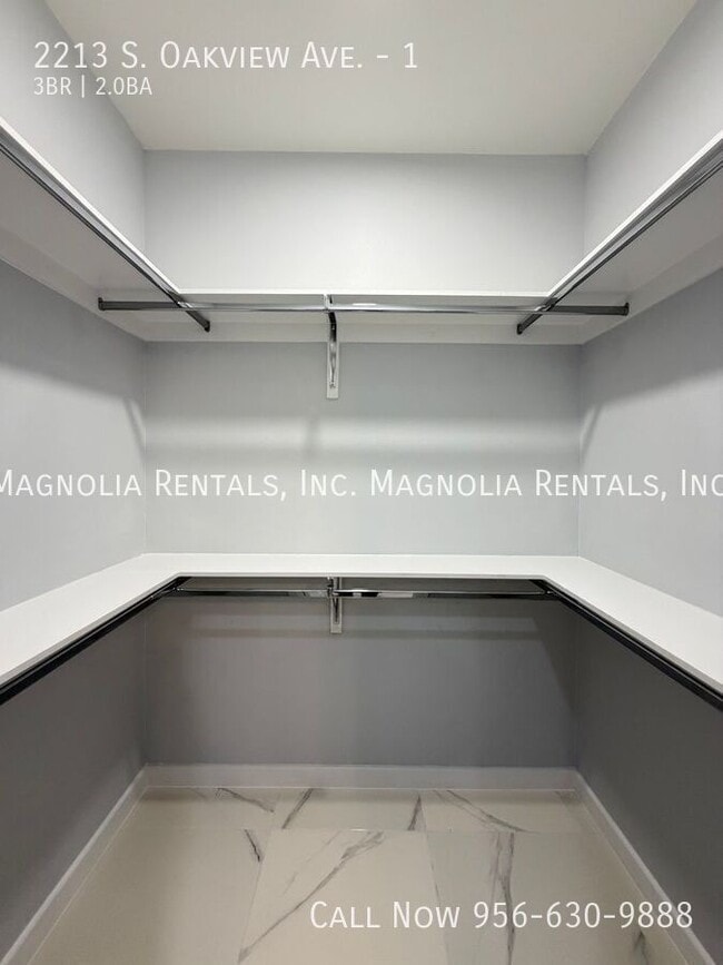 Building Photo - 2213 S Oakview Dr