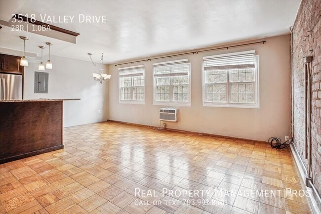 Building Photo - 3518 Valley Dr