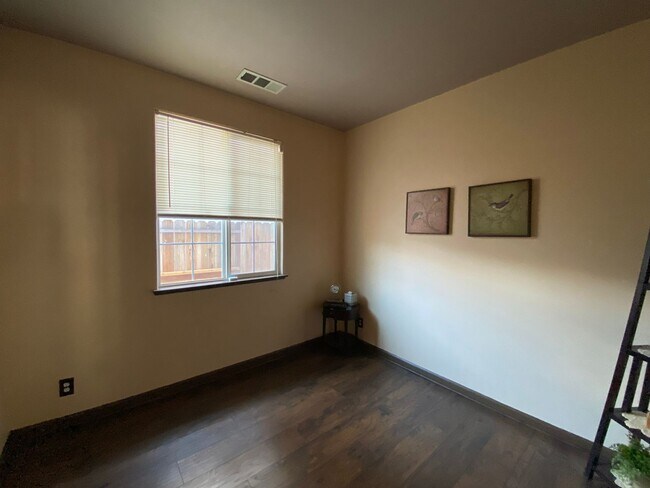 Building Photo - Beautiful Single Story 3 Bedroom 2 Bath! WITH SOLAR!