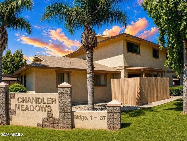 Building Photo - 286 W Palomino Dr