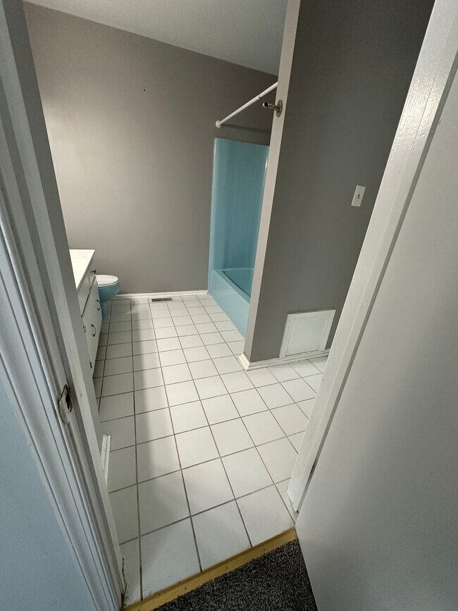 Building Photo - Nice 2 bedroom townhome with a view!