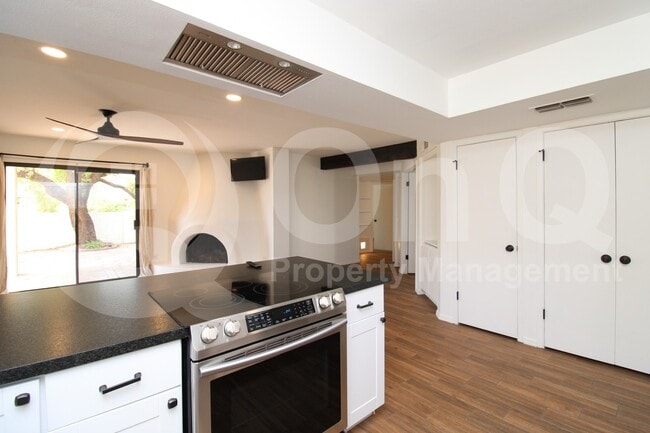 Building Photo - 7702 N Dreamy Draw Dr