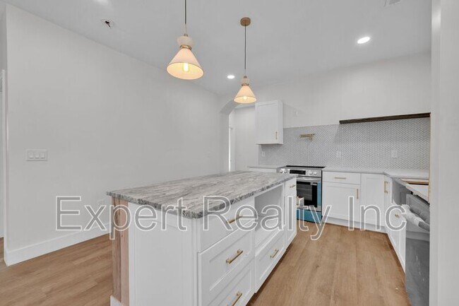 Building Photo - 1720 34th Pl N