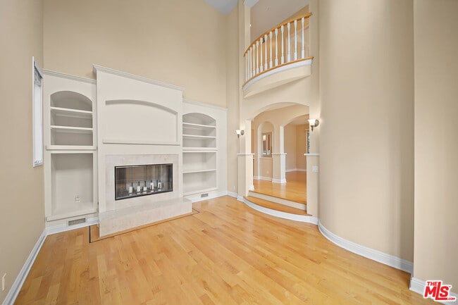 Building Photo - 248 S Swall Dr