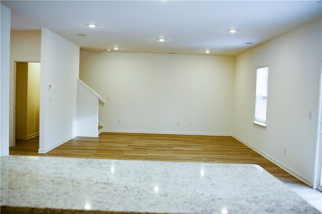 Building Photo - 484 Red Dragon Dr