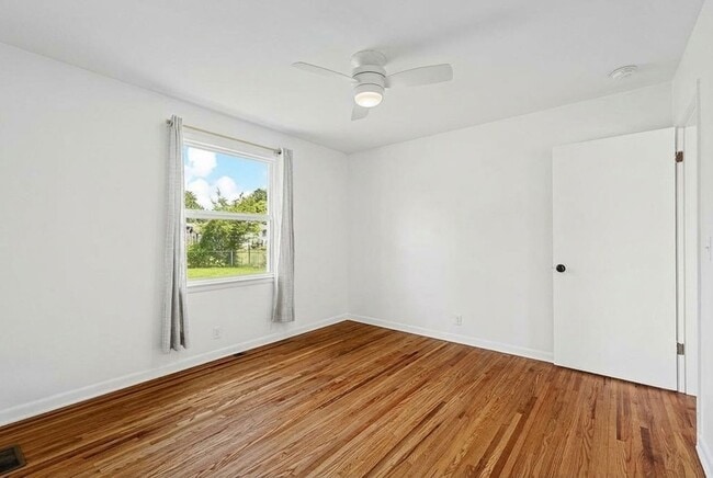 Building Photo - 2118 Crystal Dr