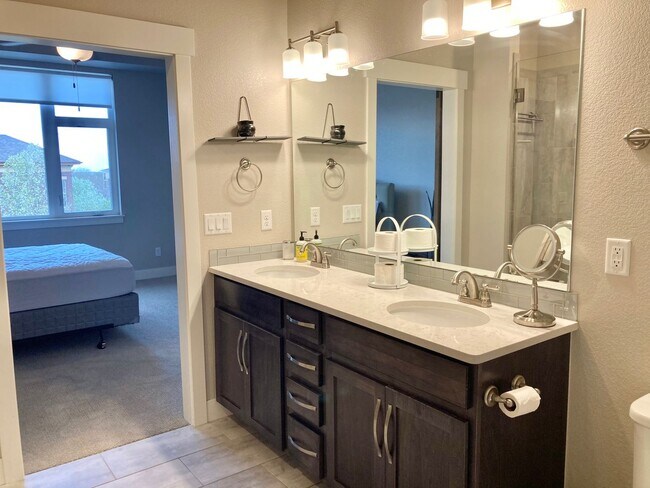 Building Photo - Spacious 3-Bed, 2-Bath Condo in the Desirable Rigden Farm Area