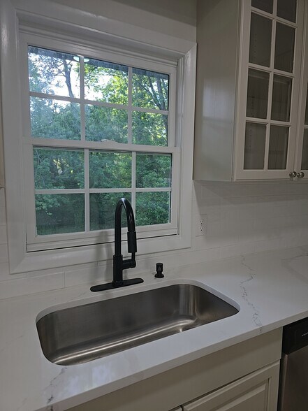 Building Photo - 2347 Greenway Dr
