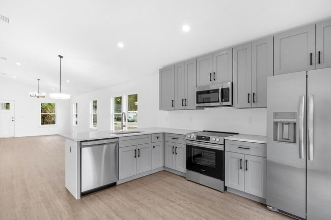 Building Photo - 972 W 9th St