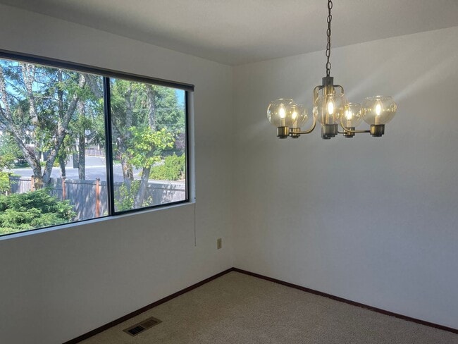Building Photo - Charming 3bd split level