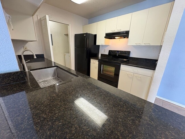 Building Photo - 2550 N Alafaya Trail