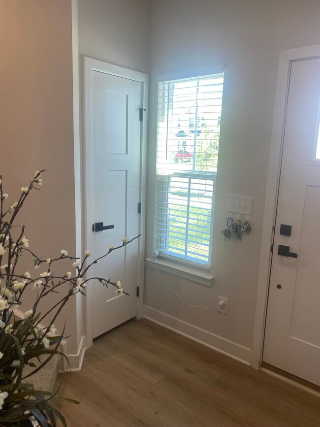 Front entry - 211 Pryor Dr