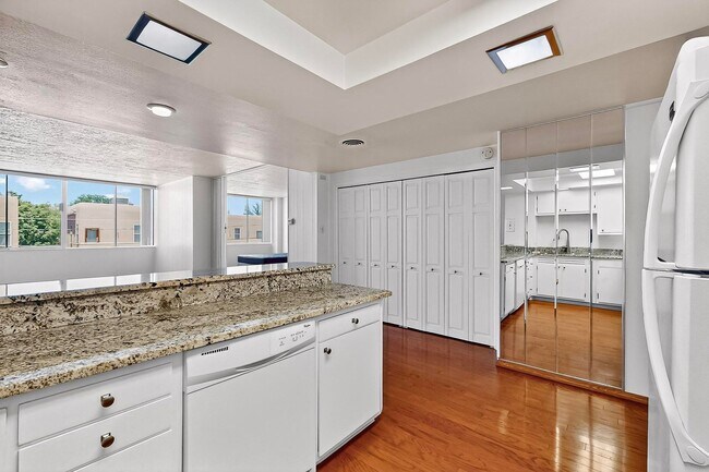 Building Photo - Art Deco Condo 1 Bedroom  1 Bath with cove...