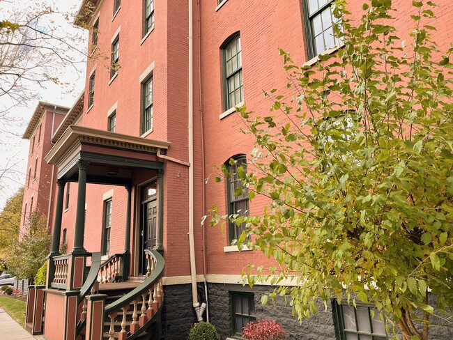 Building Photo - Comfortable One Bedroom Condo For Rent - C...