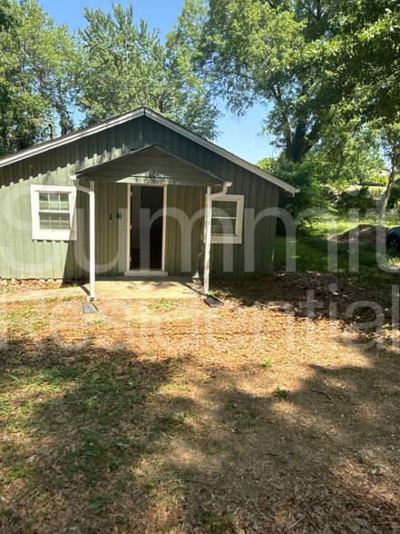 Building Photo - 604 Betty St