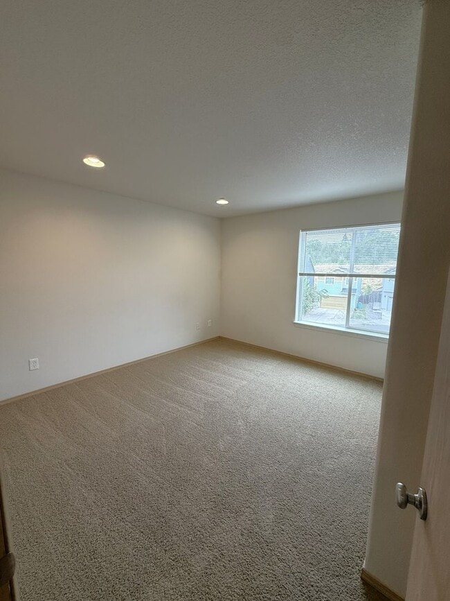 Building Photo - 4466 NE Nicholson Loop