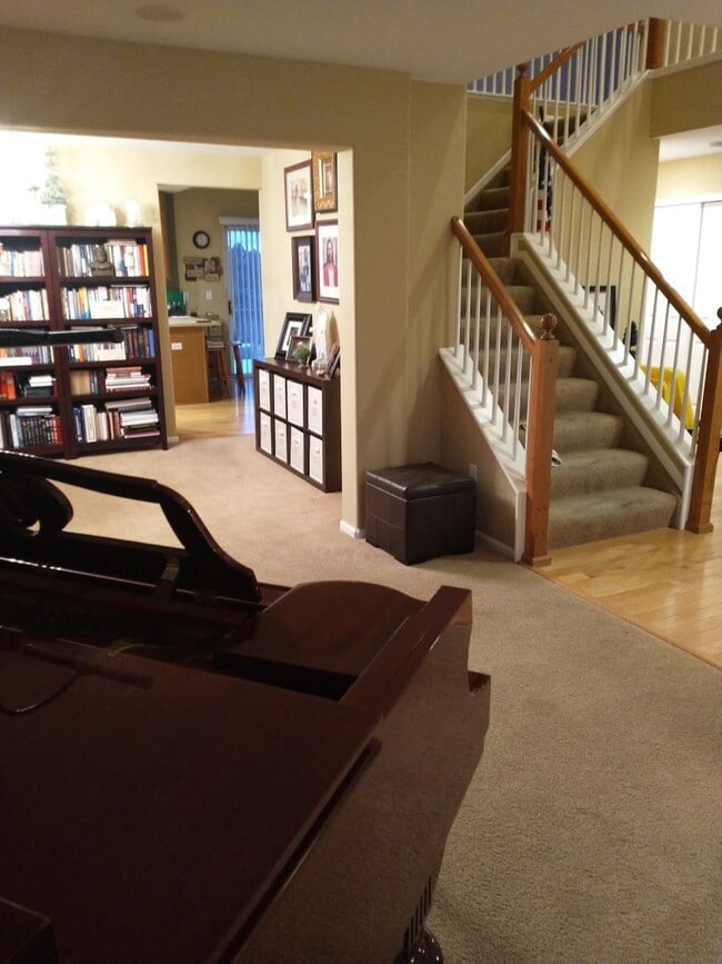 Building Photo - Beautiful 4 Bed 2.5 Bath + High Quality Up...