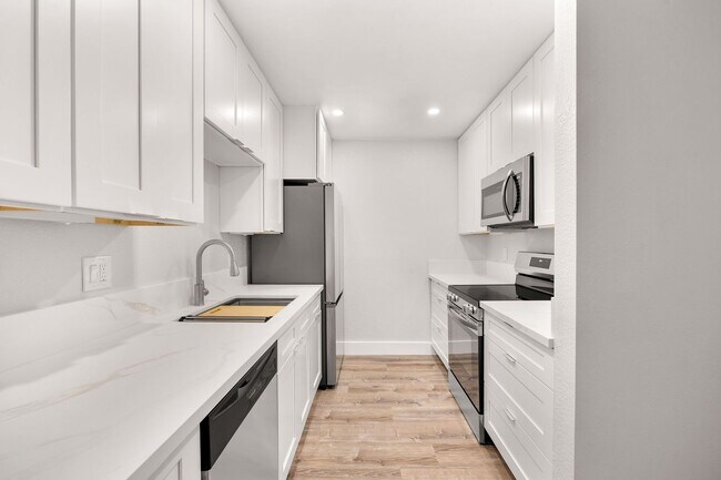 Building Photo - Fully Renovated 2-Bedroom Condo - Everything is NEW!