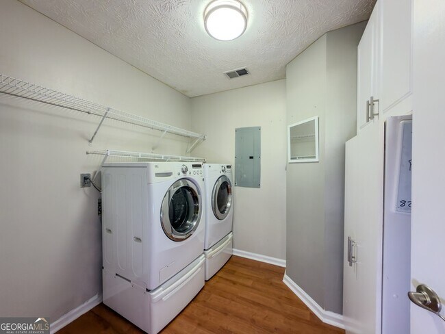 Building Photo - 593 Red Tip Ln