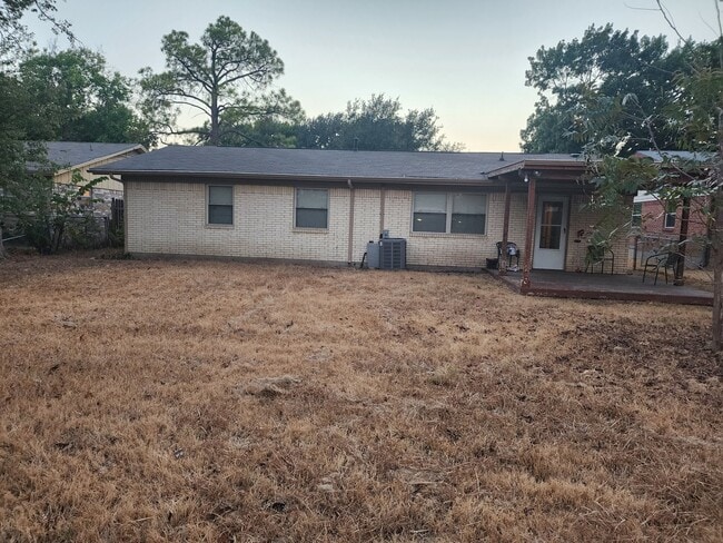 Building Photo - 2210 Newcastle Dr
