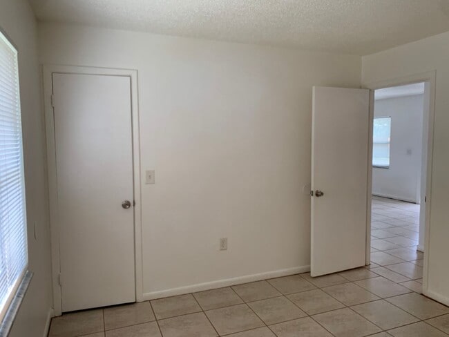 Building Photo - Vero Beach 2 Bedroom 1 Bath