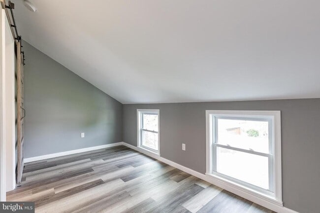 Building Photo - 454 Old Elm St