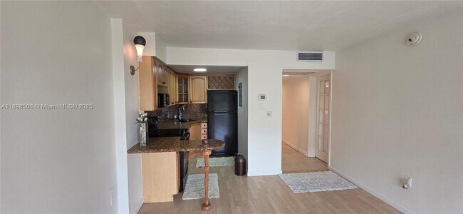 Building Photo - 1650 NE 115th St