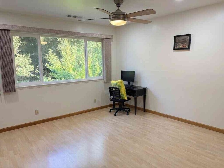 Building Photo - 1240 Oak Knoll Dr