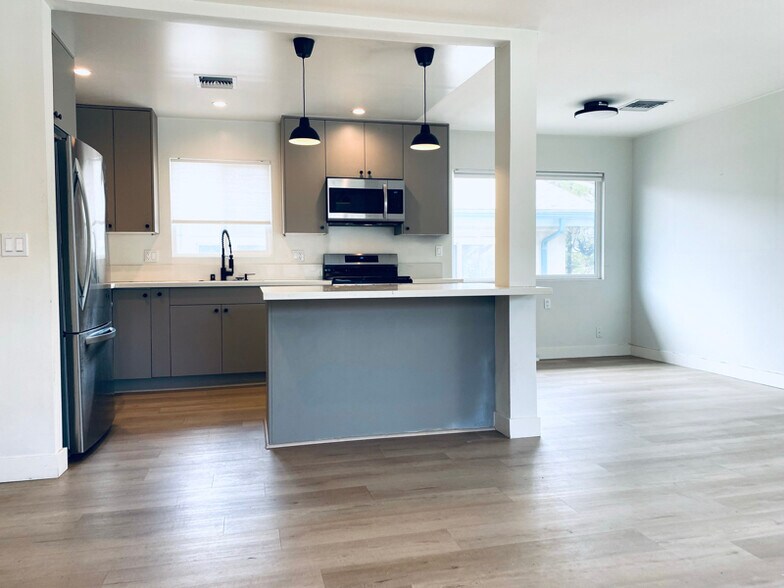 Building Photo - 2128 La Canada Crest Dr