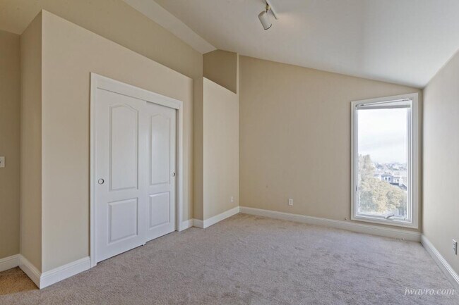 Building Photo - 25 Homestead