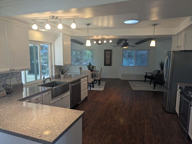 Building Photo - 3 Bed - 2 Bath House with Solar & Mountain...