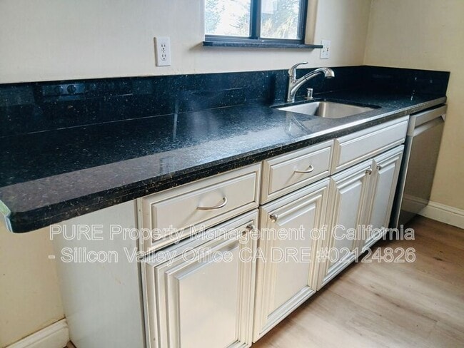 Building Photo - 7555 Sunset Way