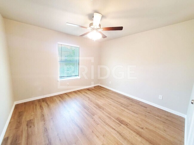 Building Photo - 1201 Silver Ln