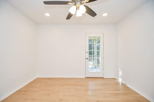 Building Photo - 11201 Lynbrook Dr