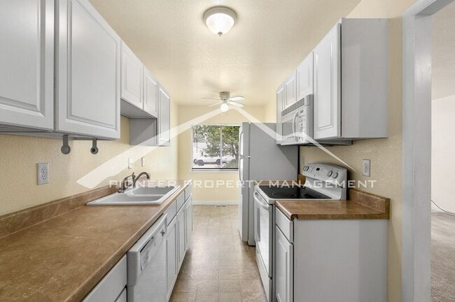 Building Photo - 3273 S Forest St