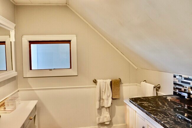 Building Photo - 10 Cushing St