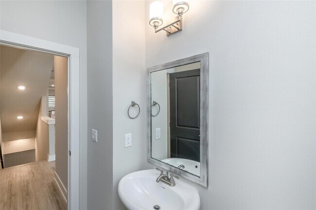 Building Photo - 3301 Wynwood Dr