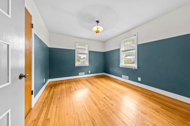 Building Photo - 3 Bedroom, Meticulously Maintained Updated...