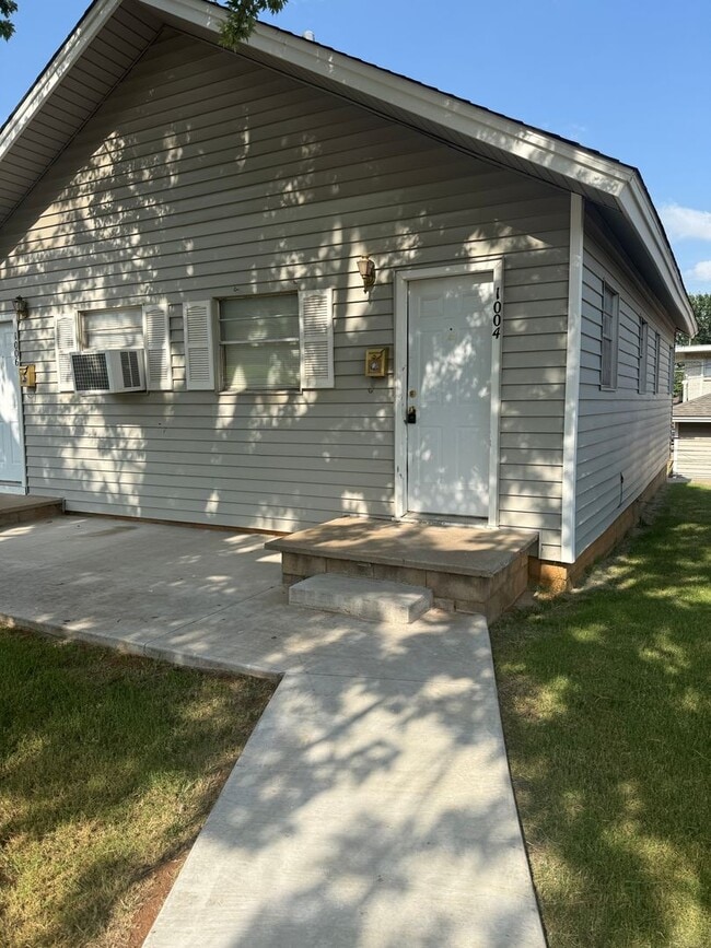 Building Photo - Super Cute & Clean!