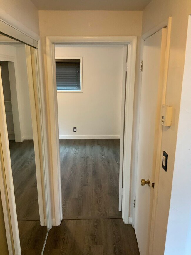 Building Photo - 2 Bedroom Off Coburg Rd.