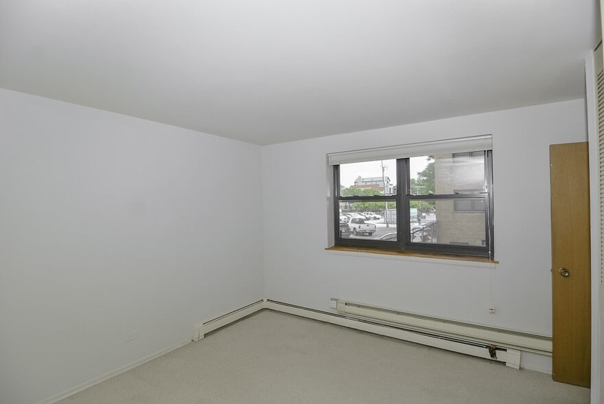 Building Photo - 665 W Wrightwood Ave