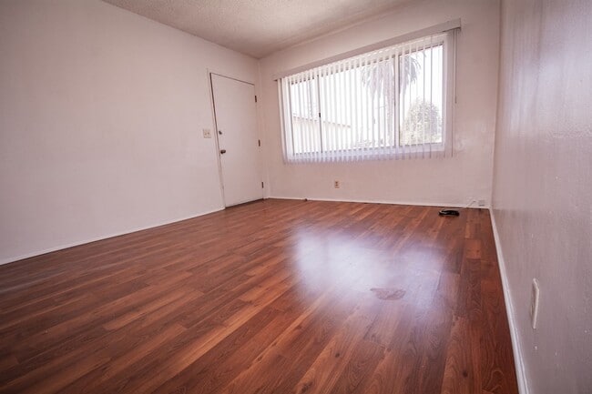 Building Photo - 2Bedroom 1 Bath with 1 Car GR Spacious Apartment Unit -Azusa