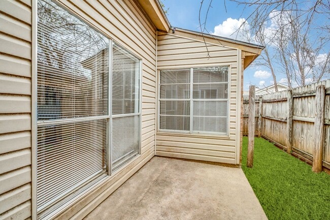 Building Photo - 2Bed / 2Bath Duplex • Kitchen Appliances I...
