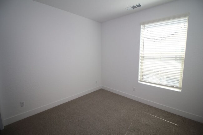 Building Photo - 2737 E Tamarind Dr