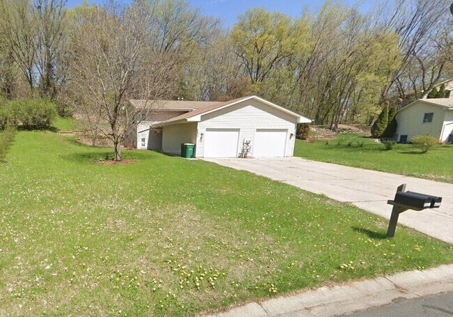 Building Photo - 8627/8635 Woodlawn Dr